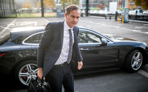 Роден в Брауншвайг в Долна Саксония на 6 юни 1968 г., също завършва машинно инженерство. Оливър Блуме започва кариерата си в групата Volkswagen като стажант в Audi , по-късно става дизайнер, специализиран в дефинирането на каросерията.

През 1999 г. му е поверена отговорността за разработването на Audi A3 и след това преминава към ролята на изпълнителен асистент на марката. След нарастващи роли в Seat и отново във Volkswagen, през 2013 г. той се премества в Porsche като член на изпълнителния комитет с отговорност за производството и логистиката. От 2015 г. е главен изпълнителен директор.  Призован е на същата роля за цялата група Volkswagen от 1 септември 2022 г. 

Плюсове: изключително познаване на повечето технически аспекти на производството и цялостна визия от абсолютен калибър: 

Минуси: решаваща роля в управлението на настоящата криза на немската група, което го прави много труден за замяна.
